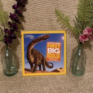 Brand new National Geographic kids hardcover, dinosaur book 😍😍😍